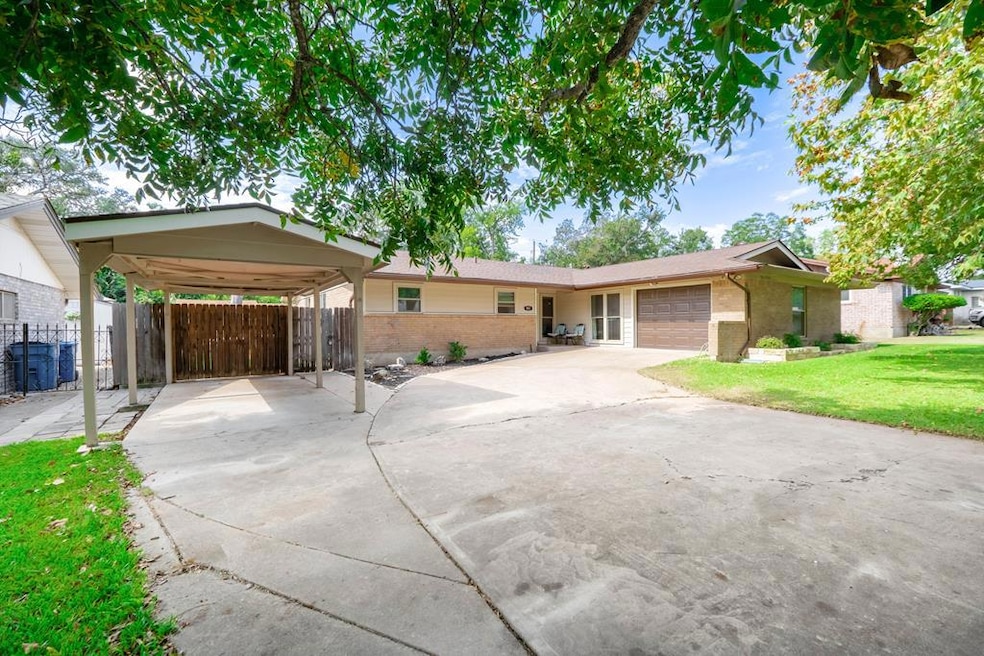 901 Lake Dr, Kerrville, TX 78028 - photo 1