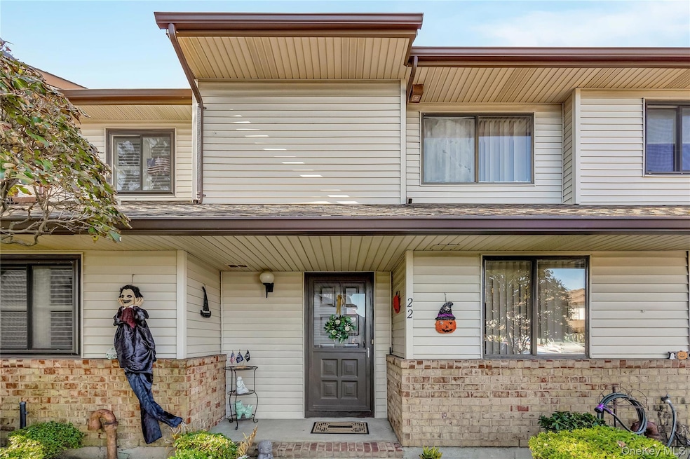 22 Balsam Ct, Wantagh, NY 11793 - photo 1