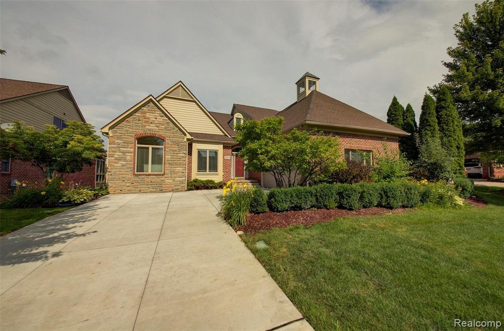 5333 Pinnacle Ct unit 37, Ann Arbor, MI 48108 - photo 1