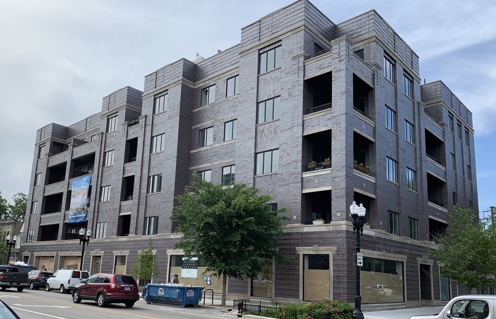 2246 W Lawrence Ave unit 402, Chicago, IL 60625 - photo 1