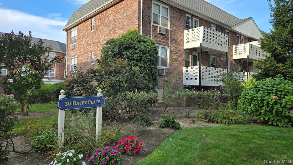 30 Daley Place unit 146, Lynbrook, NY 11563 - photo 1