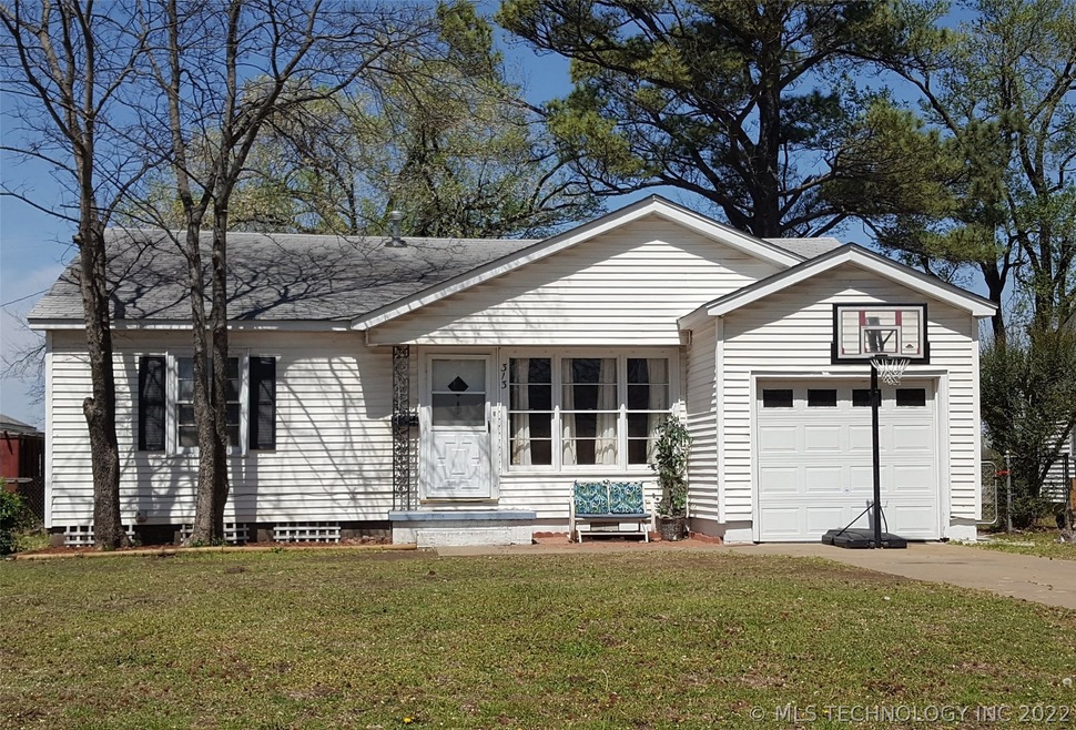 This attractive 3 bedroom bungalow is in a great l