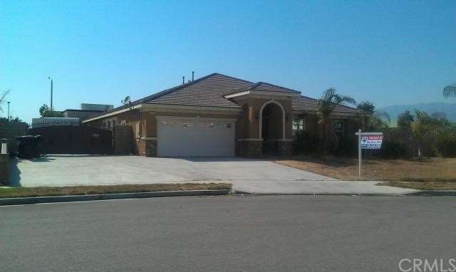 View of front home on a Cul-da-sac