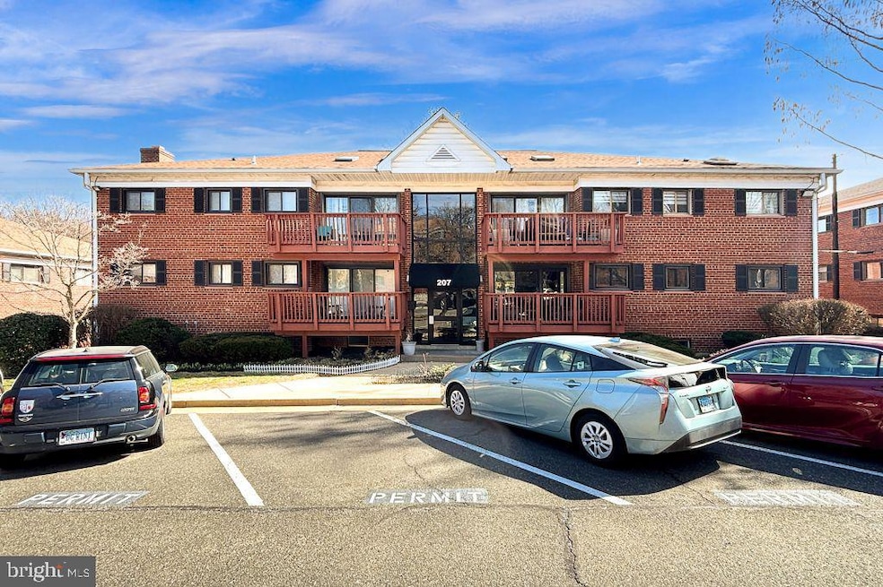 207 Skyhill Rd unit 1, Alexandria, VA 22314 - photo 1