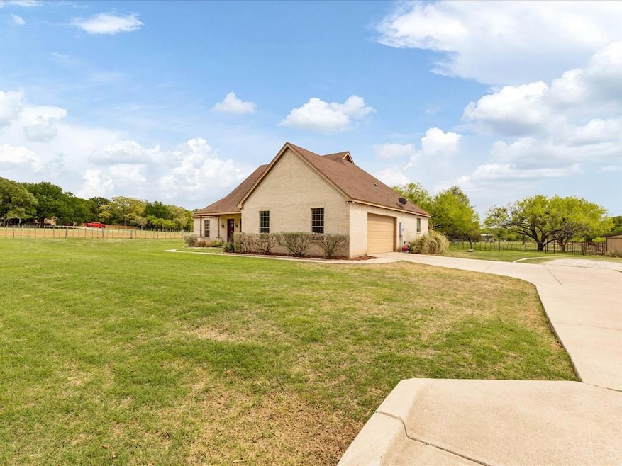 211 Chaparral Dr, Granbury, TX 76049 - photo 1