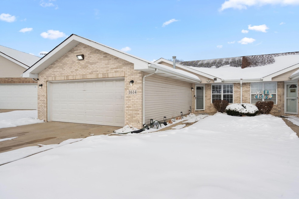 1614 Golden Oak Dr, Crown Point, IN 46307 - photo 1