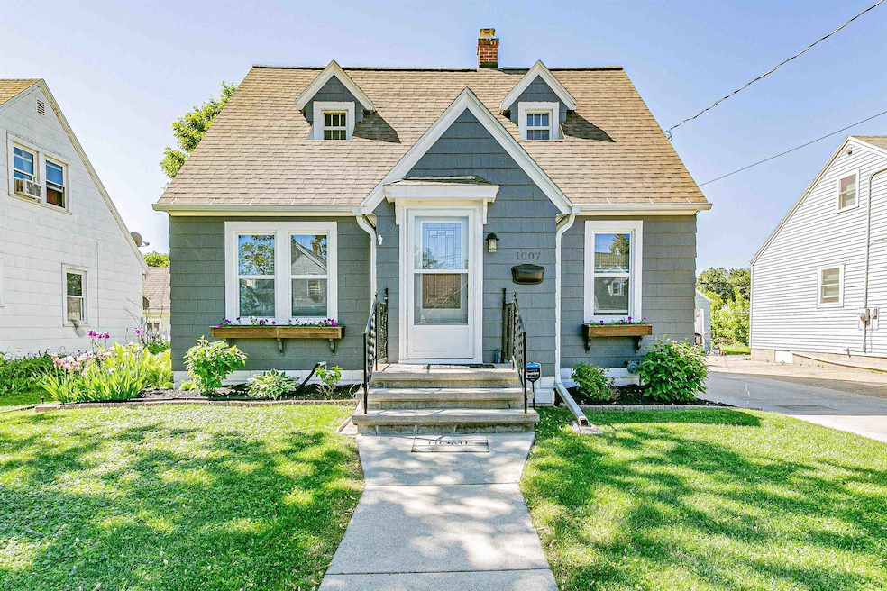 1007 W Summer St, Appleton, WI 54914 - photo 1