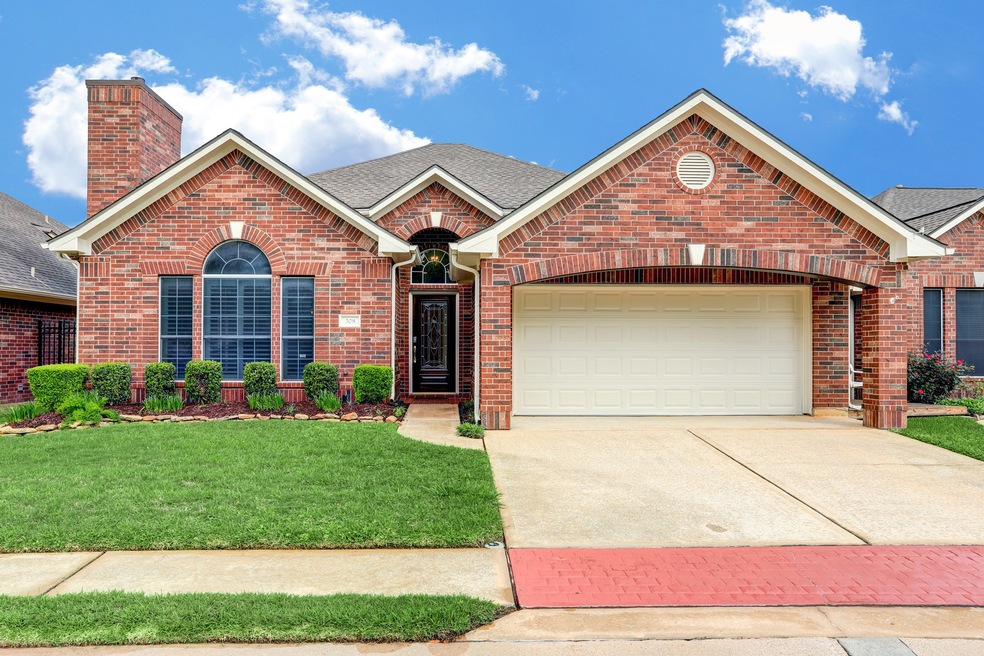 308 Parkwood Village Dr, Friendswood, TX 77546 - photo 1