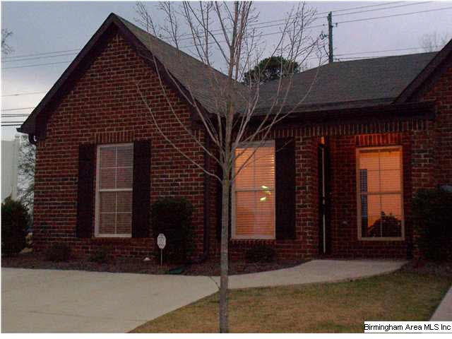 Charming 3 bedroom 2 bath townhome - convenient an