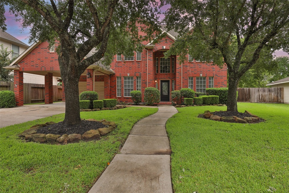 Gorgeous curb appeal, and a large lot on a cul-de-