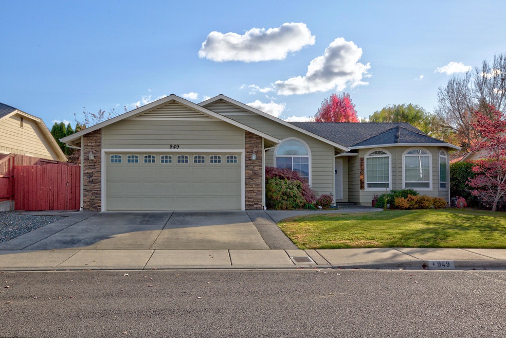 949 SW Princeton Place, Grants Pass, OR 97527 - photo 1