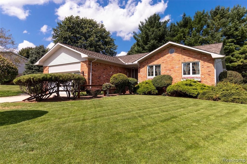 1200 Eagle Nest Dr, Rochester, MI 48306 - photo 1