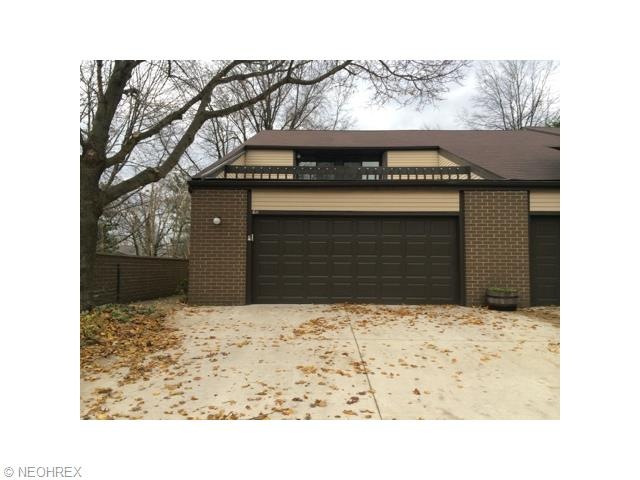 Enjoy careful living in this 3 level townhouse con