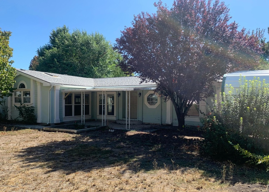 902 Camino Rd, Bloomfield, NM 87413 - photo 1