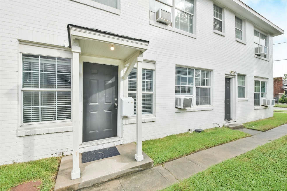 903 Oakhurst St unit 1, Houston, TX 77023 - photo 1