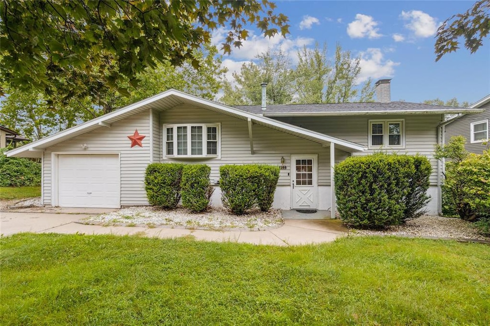 622 E Alta Vista Ave, Ottumwa, IA 52501 - photo 1