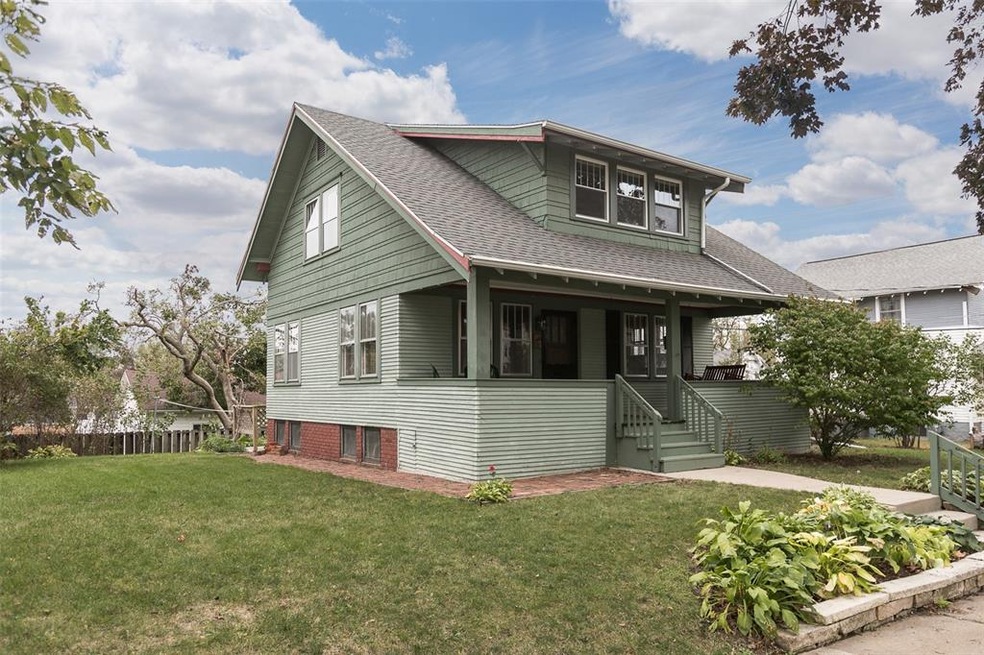 1516 Hinkley Ave NW, Cedar Rapids, IA 52405 - photo 1