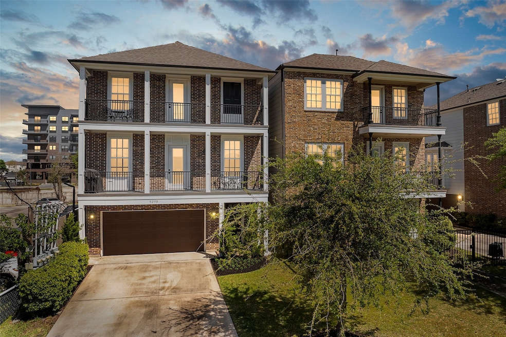 Welcome home to 929 W 19th Street B.