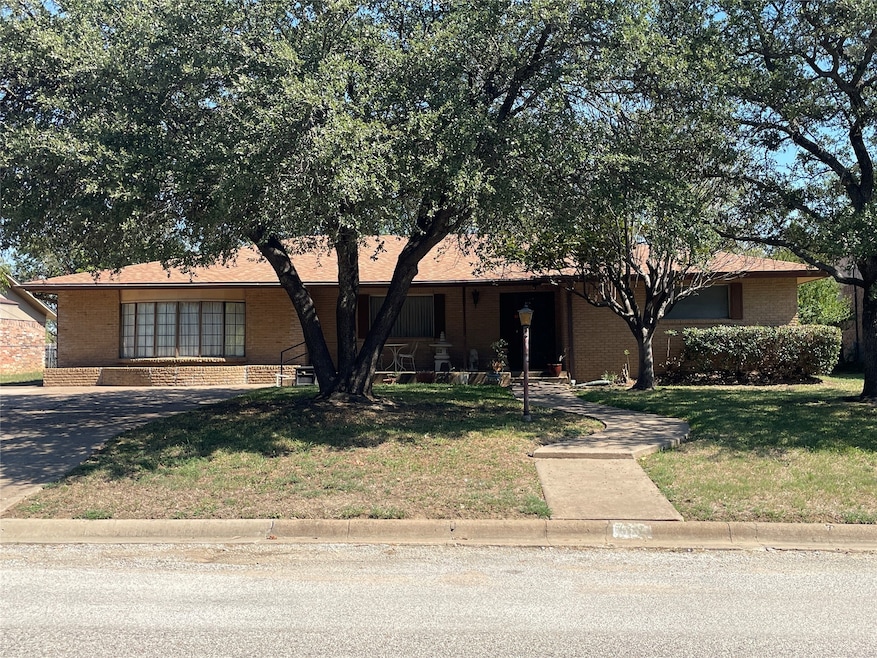 712 S Dixie St, Eastland, TX 76448 - photo 1