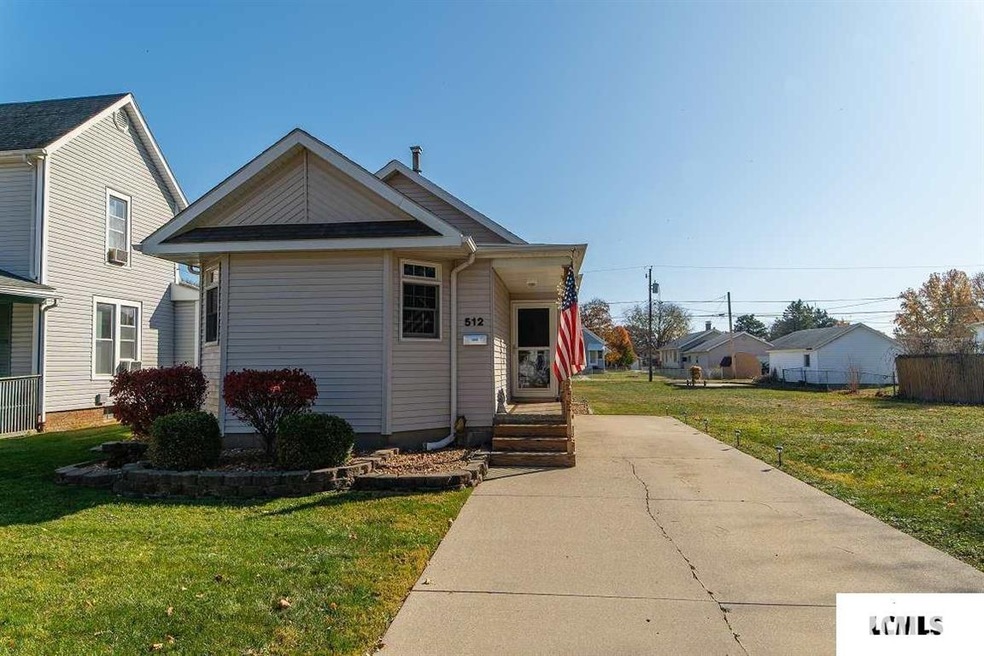 512 N Hamilton St, Lincoln, IL 62656 - photo 1