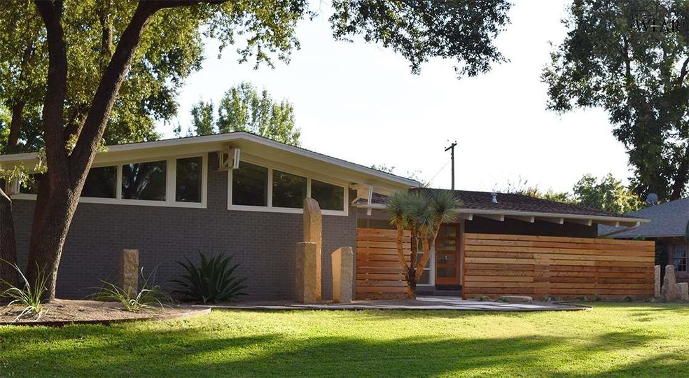 Beautiful new landscaping and fenced in courtyard