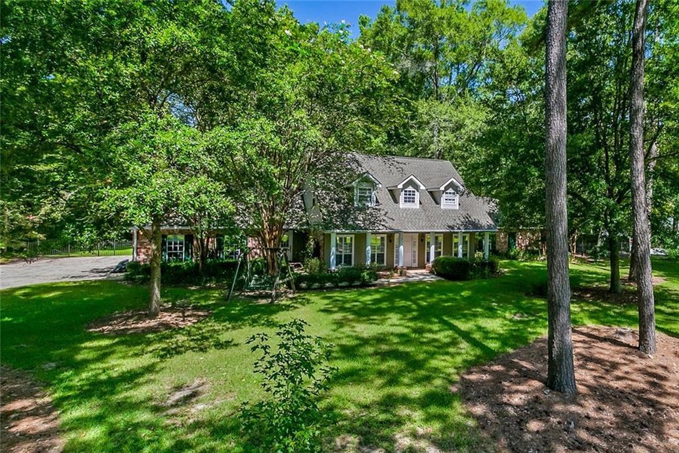 Large private home site 200 x 200 sits this lovely