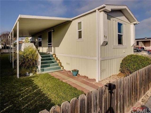 Great curb appeal and sweet yard for the pooch.