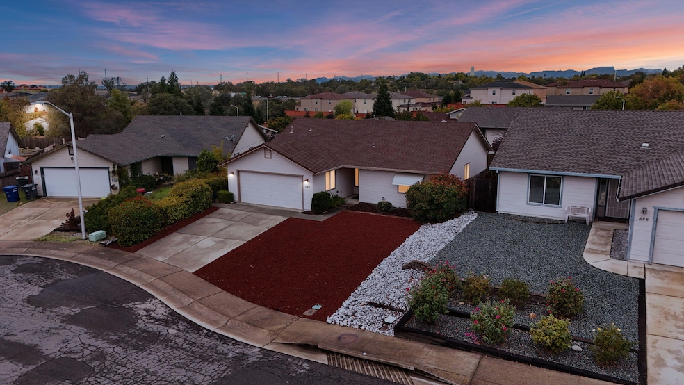 894 Montcrest Dr, Redding, CA 96003 - photo 1