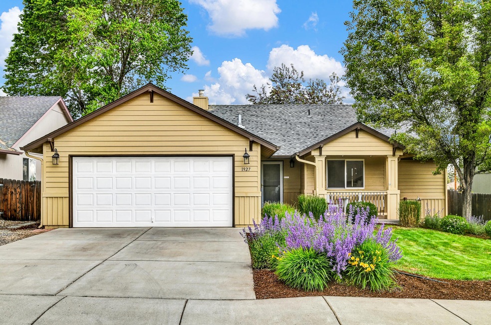 1927 SW 38th St, Redmond, OR 97756 - photo 1