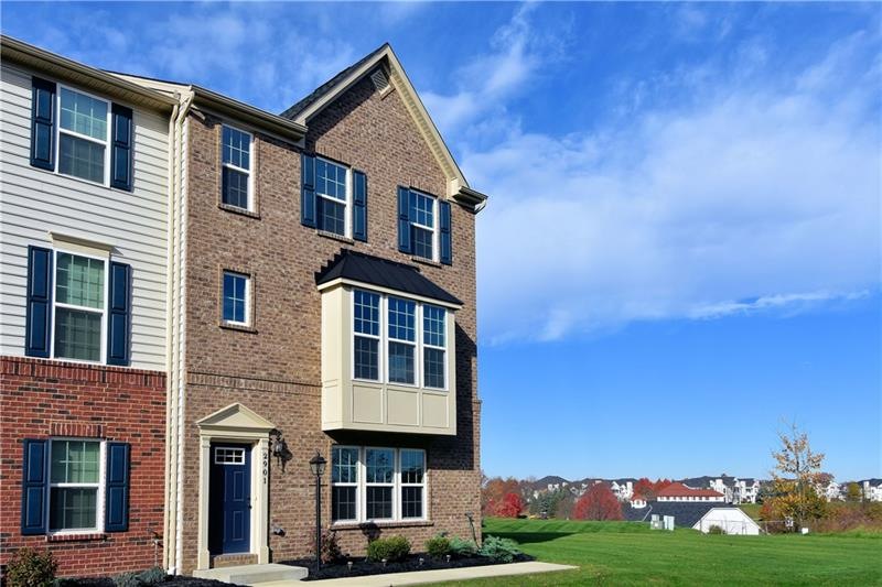 The large side yard is the property of this unit! 