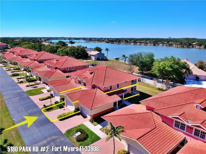 Birds eye view of property featuring a residential