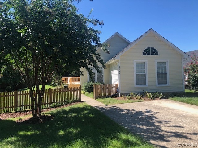 View of front facade with a front lawn