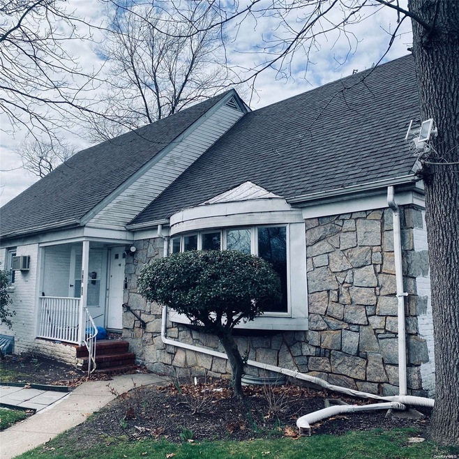 186-55 Grand Central Pkwy, Jamaica, NY 11432 - photo 1