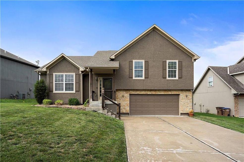 412 Wiltshire Dr, Raymore, MO 64083 - photo 1