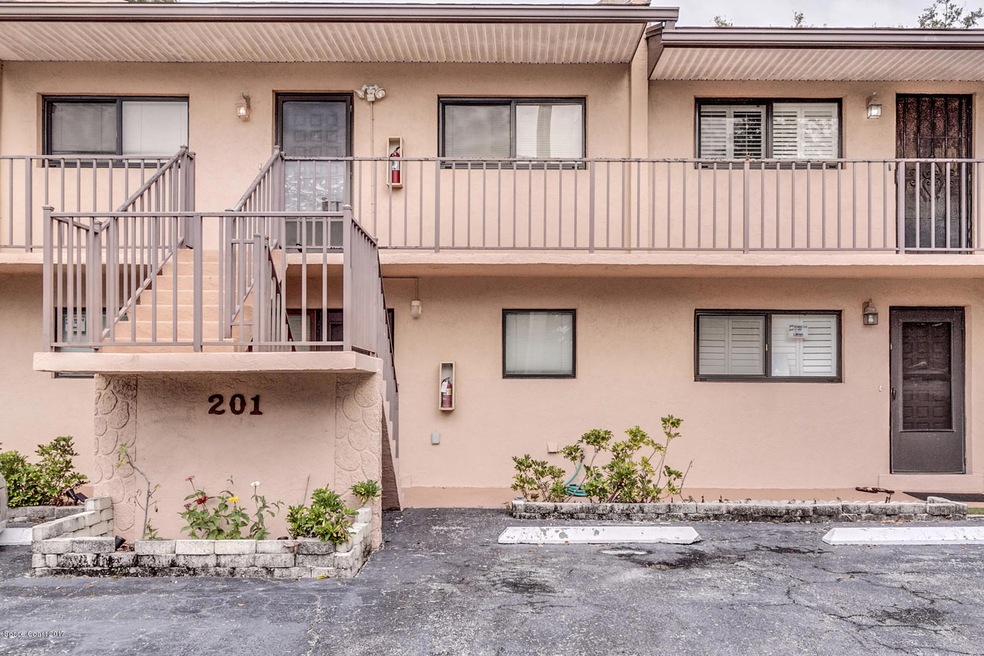 01_201CocoaIslesBlvd4-1_mls