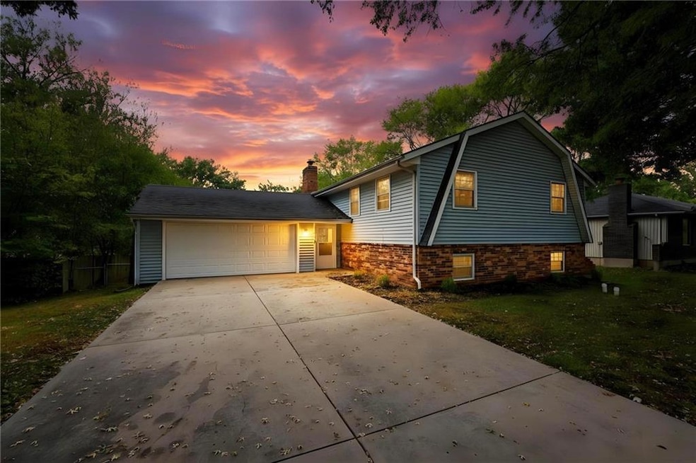 216 Bittersweet Ln, Lansing, KS 66043 - photo 1