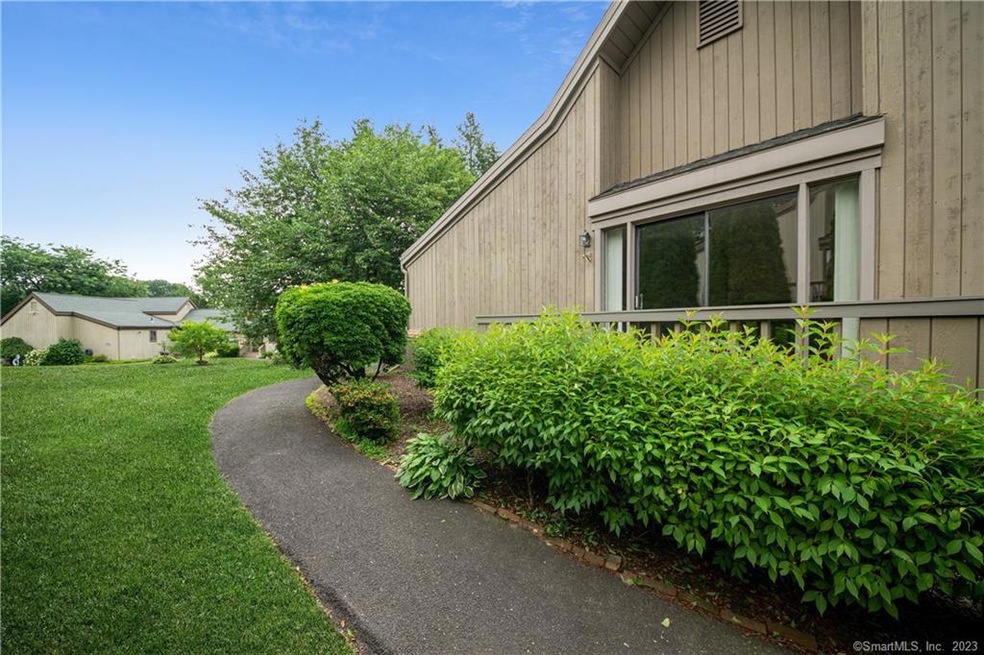 476 Commanche Ln unit A, Stratford, CT 06614 - photo 1
