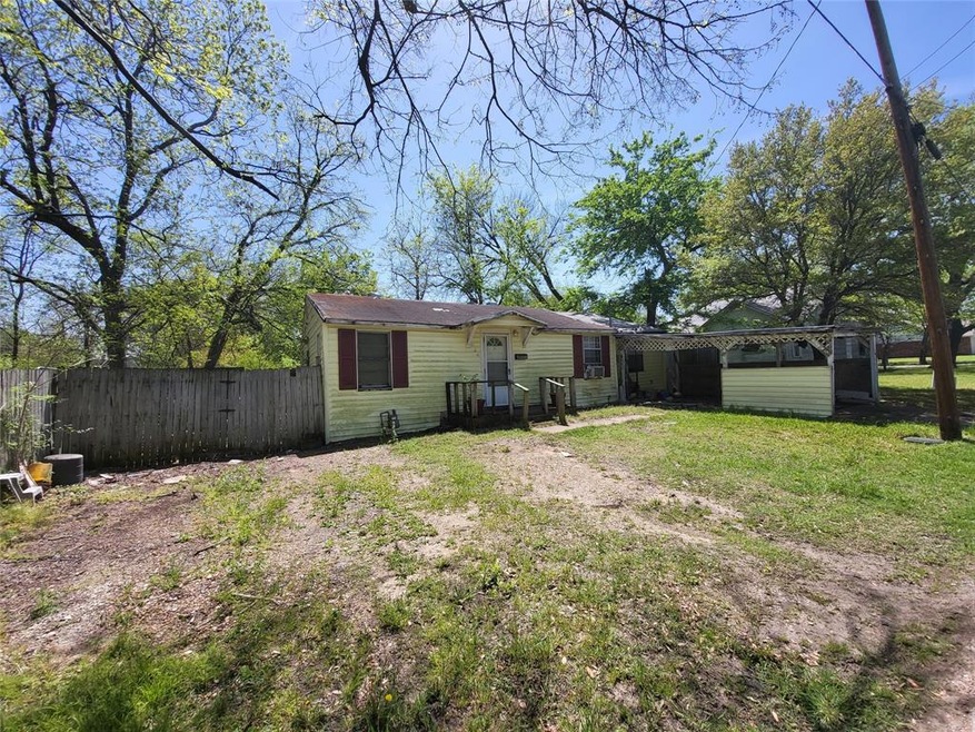 514 E 11th St, Bonham, TX 75418 - photo 1