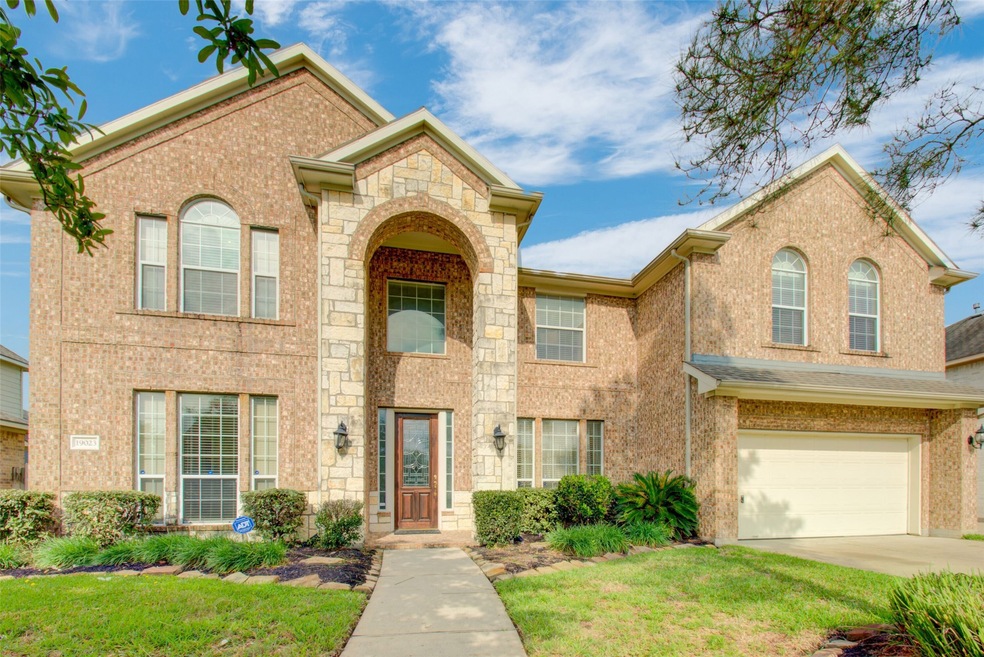 Welcome to 19023 Rustling Ridge Lane in The Villages of Northpointe.