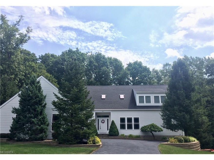 Welcome home to 350 Rainbows End!