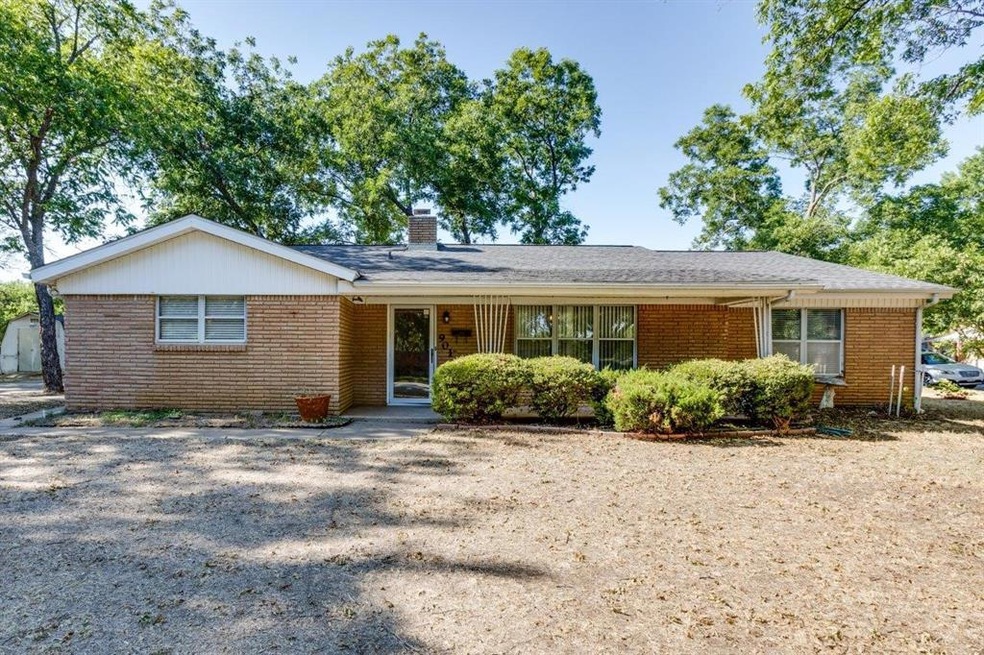 901 Russell Ln, Bedford, TX 76022 - photo 1