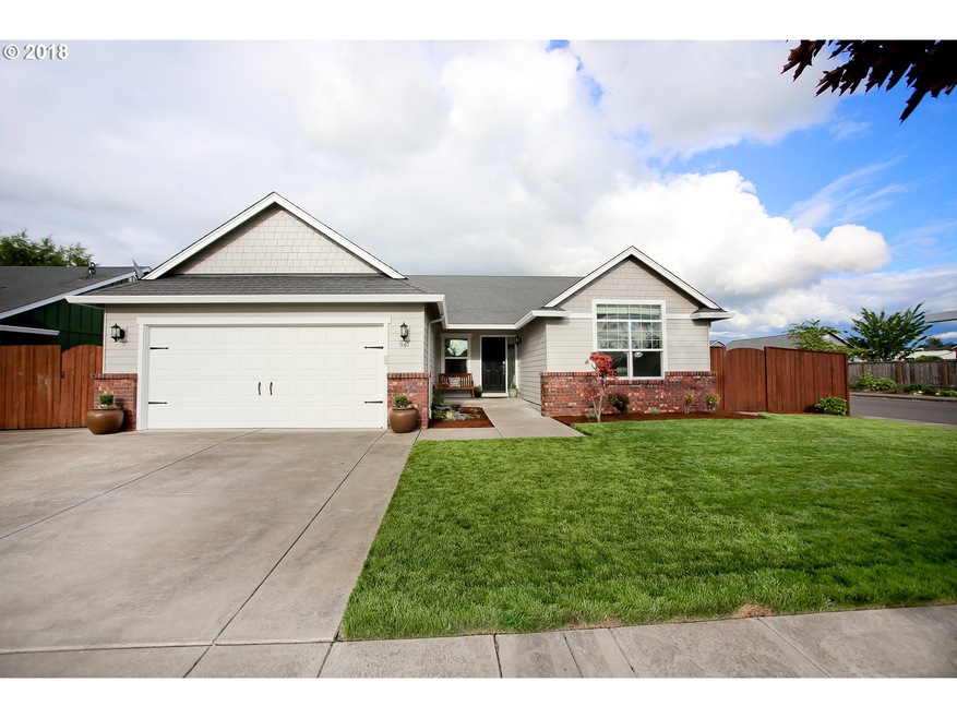 947 S 9th St, Harrisburg, OR 97446 - photo 1