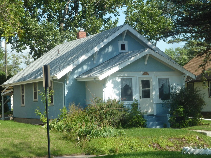 715 4th Ave SE, Jamestown, ND 58401 - photo 1