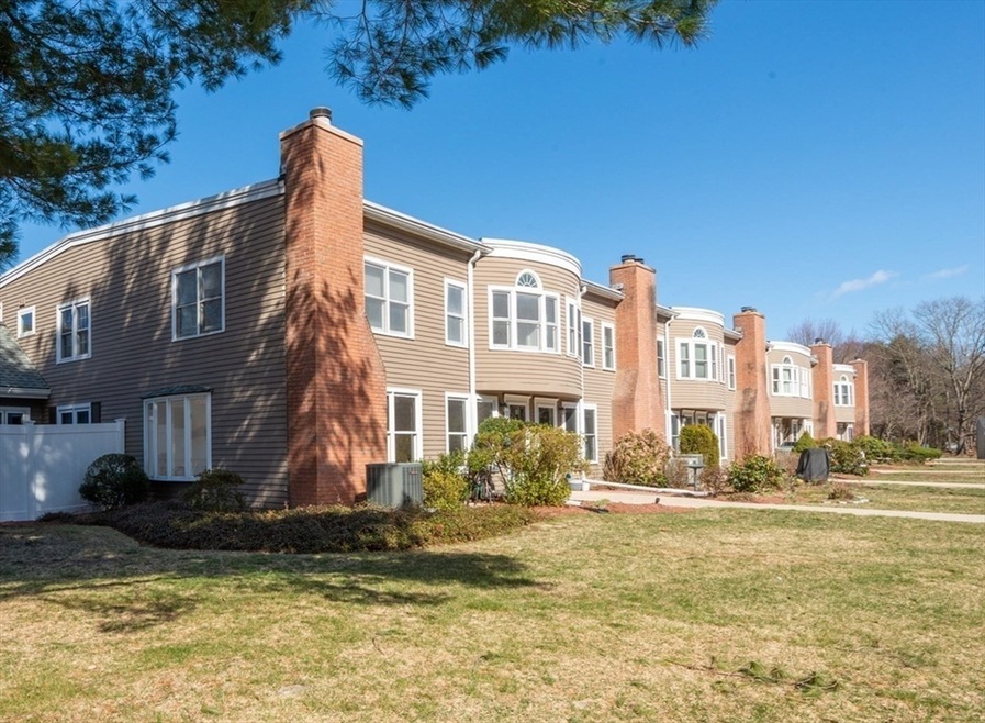 75 Page Rd unit 12, Bedford, MA 01730 - photo 1