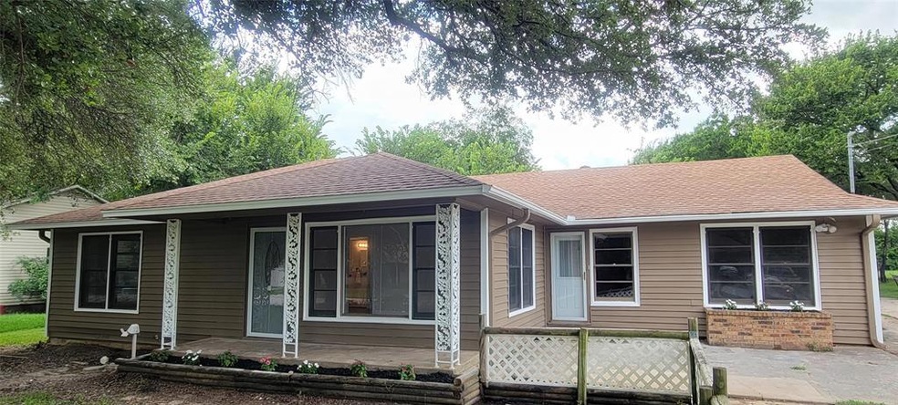 1307 Whaley Dr, Gainesville, TX 76240 - photo 1