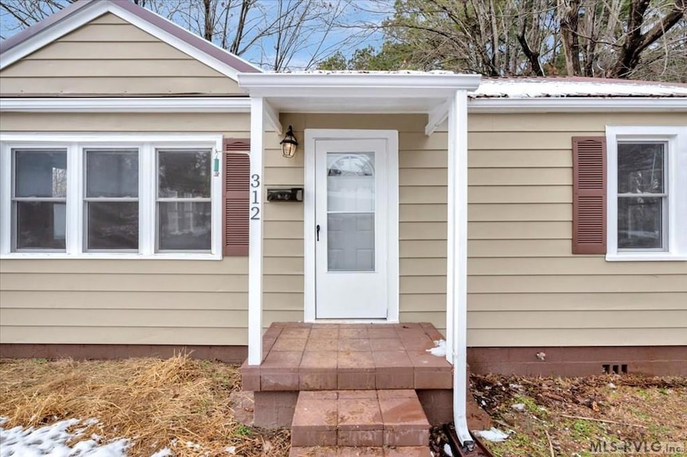 312 Hutcheson Ave, Chase City, VA 23924 - photo 1