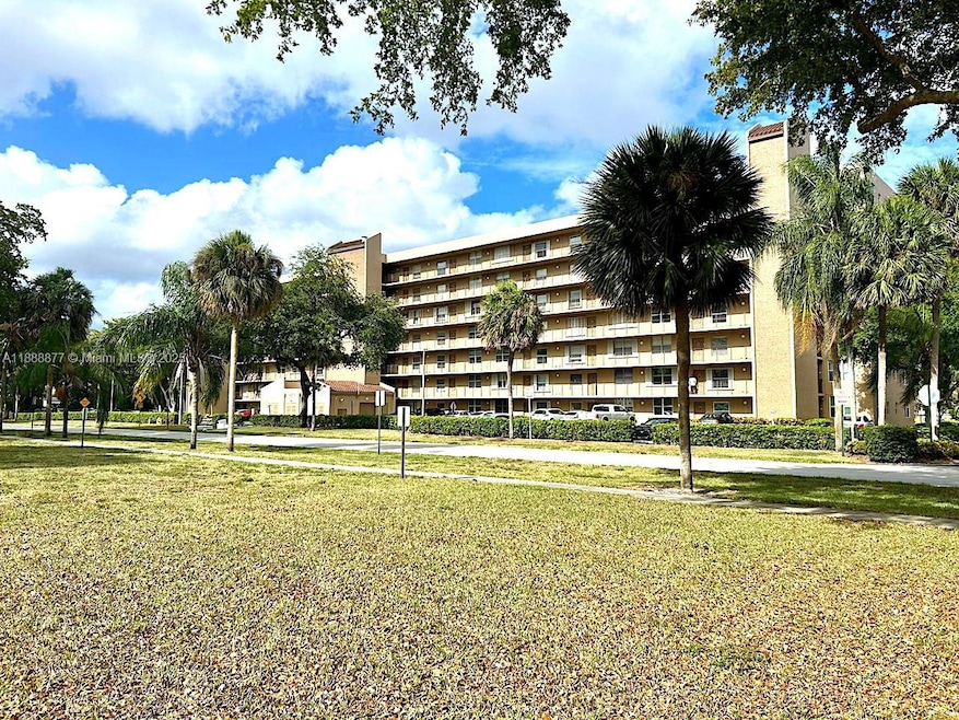 Waters Edge Towers unit 107, Deerfield Beach, FL 33064 - photo 1