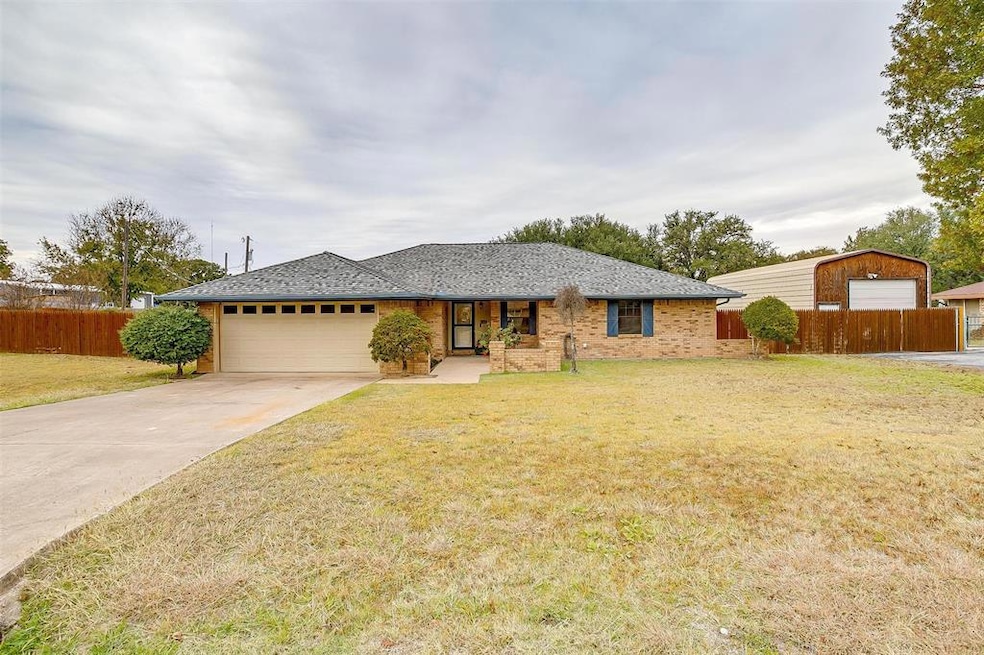 307 De la Cruz St, Weatherford, TX 76085 - photo 1