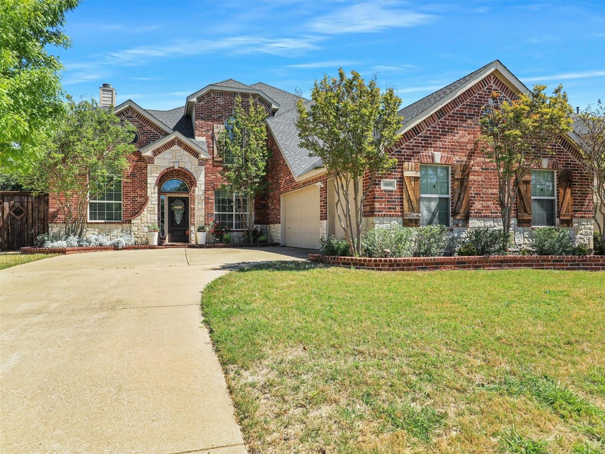View of front property featuring a front yard and 