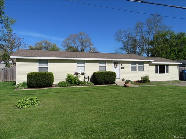 White Lake ~ Beautifully remodeled ranch with lake
